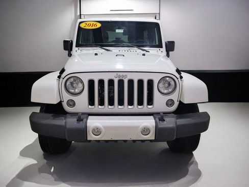Used 2016 Jeep Wrangler Unlimited Sahara w/ Dual Top Group image 8