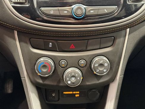 Used 2020 Chevrolet Trax LT w/ LT Convenience Package FWD image 14