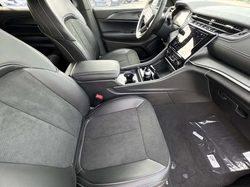 New 2025 Jeep Grand Cherokee L Altitude AWD/4WD image 11
