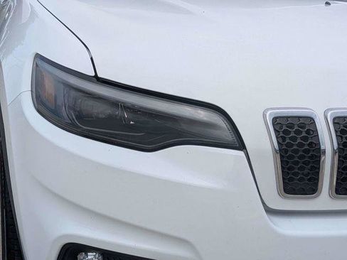 Certified 2019 Jeep Cherokee Latitude Plus w/ Comfort/Convenience Group FWD image 9