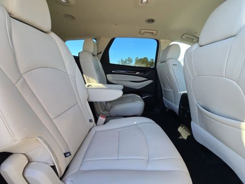 Used 2023 Buick Enclave Essence image 14