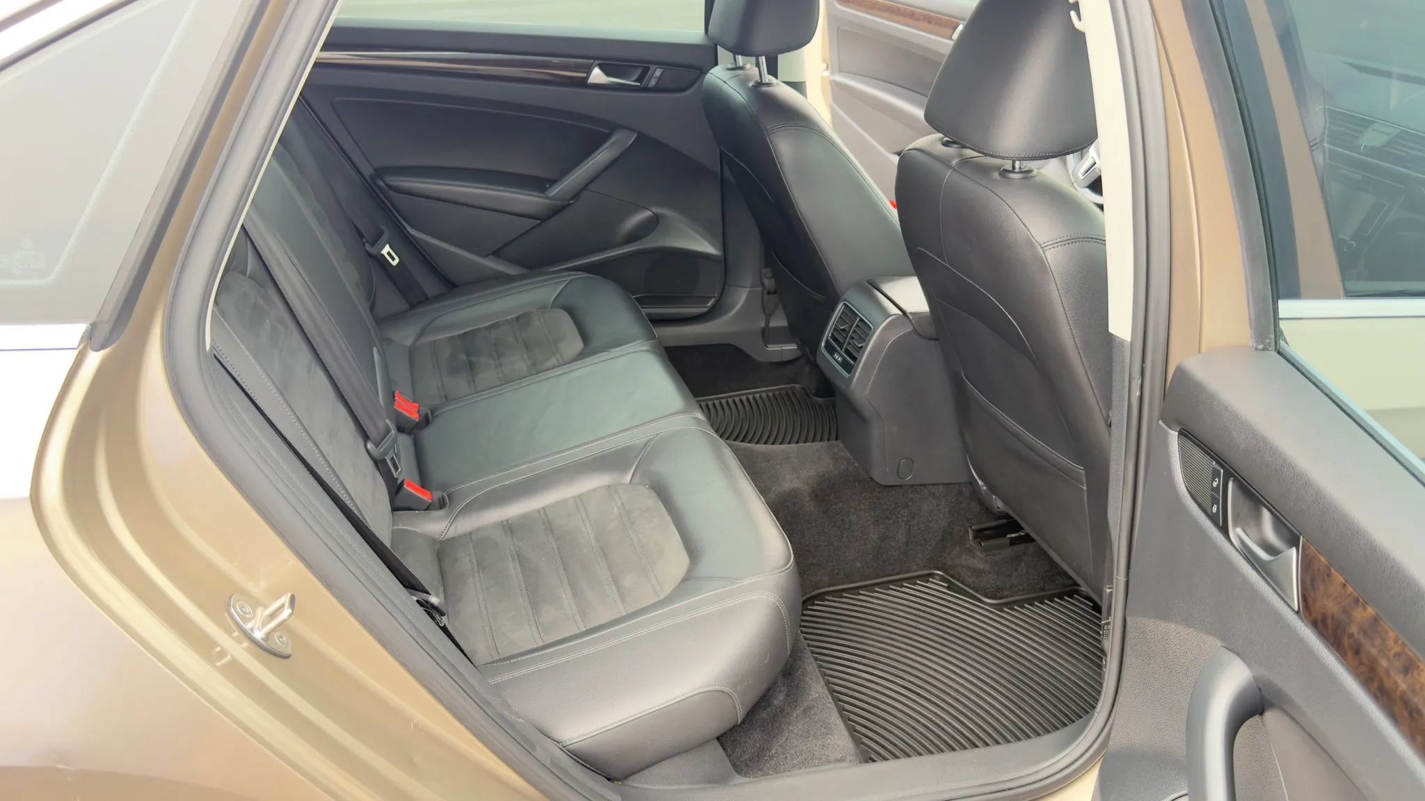 Used 2015 Volkswagen Passat TDI SEL Premium FWD image 14