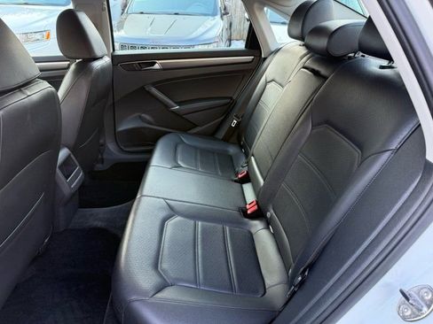 Used 2017 Volkswagen Passat 1.8T R-Line w/ R-Line Lighting Package image 17