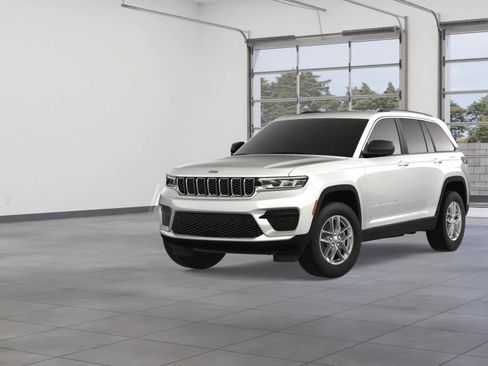 Used 2024 Jeep Grand Cherokee Laredo image 1
