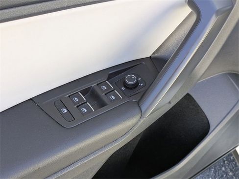 Used 2021 Volkswagen Tiguan SE image 13