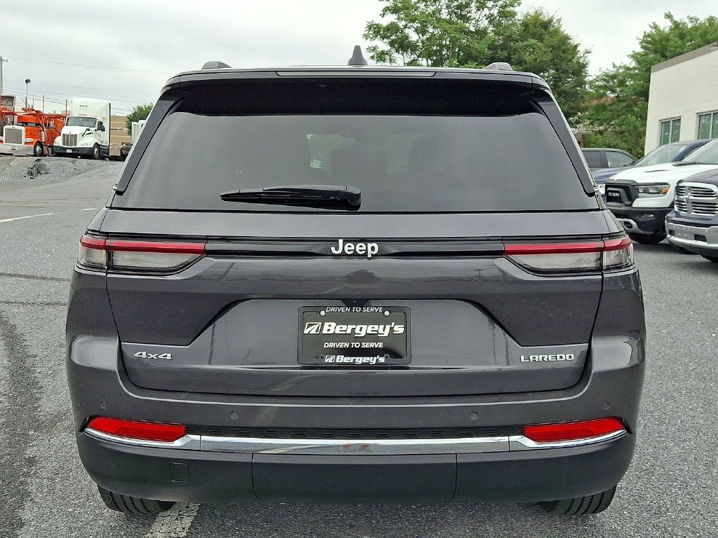 Used 2025 Jeep Grand Cherokee Laredo w/ Luxury Tech Group I AWD/4WD image 6