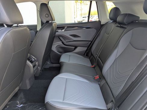 Certified 2025 Volkswagen Tiguan SE image 17