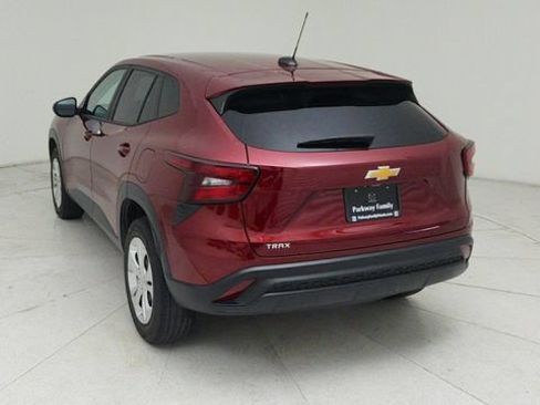 Used 2025 Chevrolet Trax LS FWD image 4