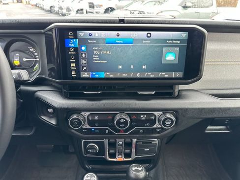 Used 2024 Jeep Wrangler Unlimited image 17