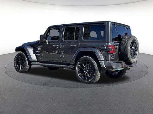 Used 2022 Jeep Wrangler Unlimited Sahara w/ Cold Weather Group image 3