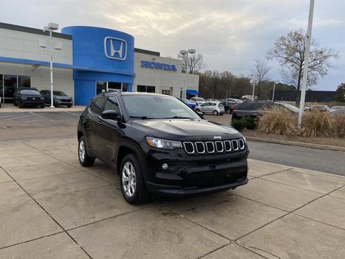 Used 2024 Jeep Compass Latitude image 2