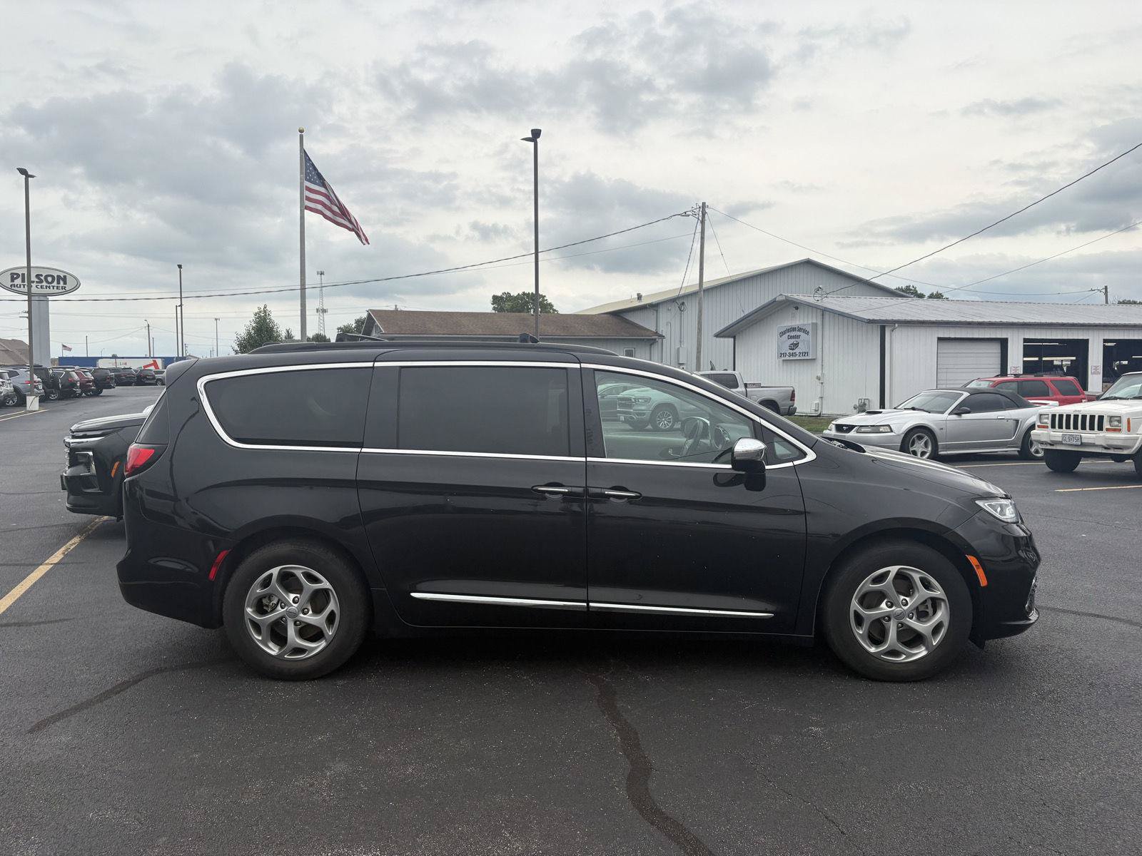 Used 2023 Chrysler Pacifica Limited FWD image 28