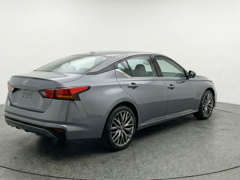 Used 2025 Nissan Altima 2.5 SV image 9