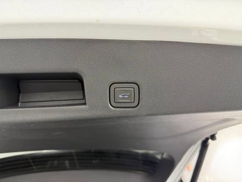 Used 2026 GMC Acadia Elevation w/ Elevation Premium Package FWD image 9
