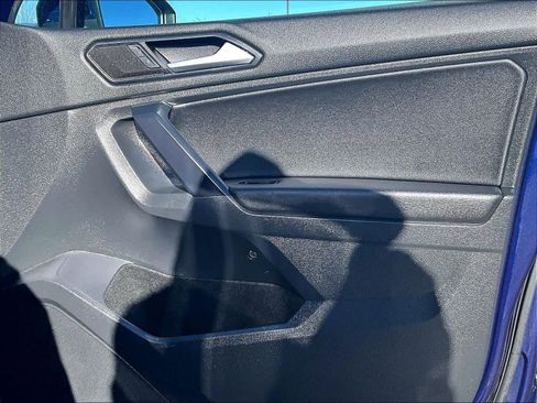 Used 2021 Volkswagen Tiguan SE w/ Panoramic Sunroof Package image 12