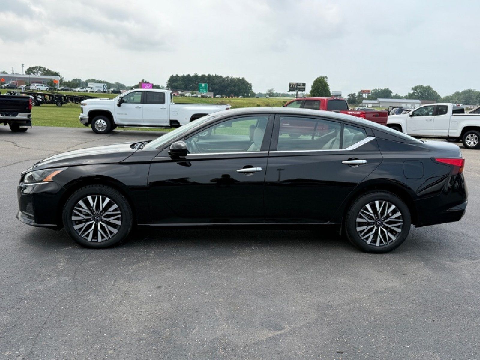 Used 2023 Nissan Altima 2.5 SV w/ SV Premium Package AWD/4WD image 5