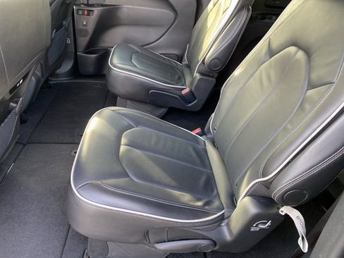 Used 2025 Chrysler Pacifica Limited image 31
