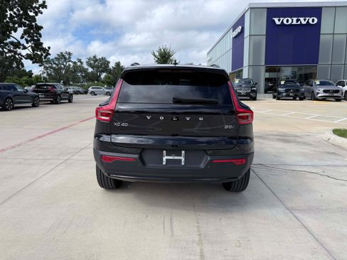 Certified 2025 Volvo XC40 B5 Plus AWD/4WD image 5