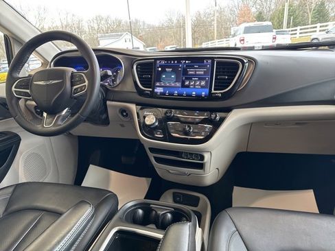 Used 2024 Chrysler Pacifica Touring-L image 30