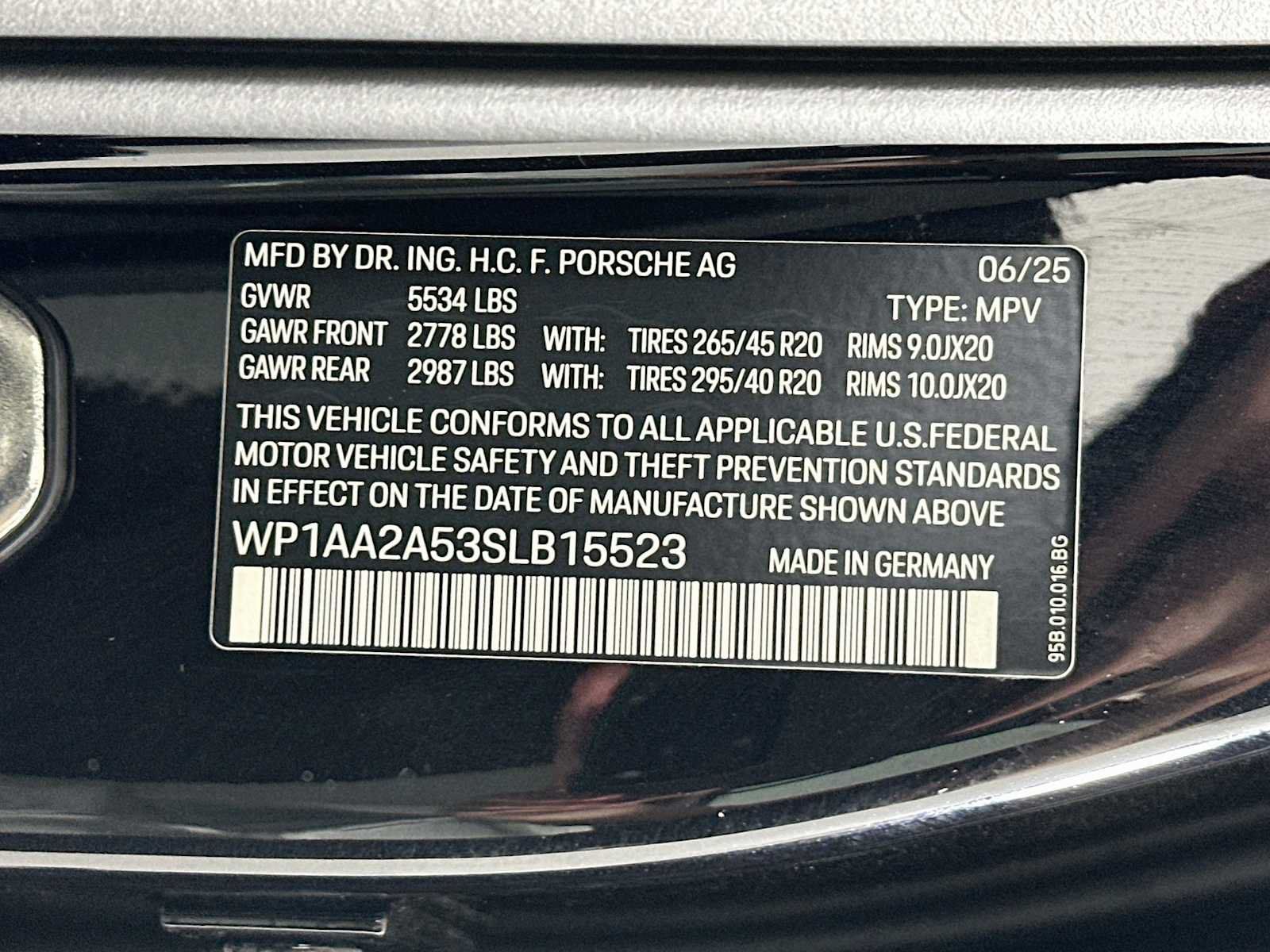 Certified 2025 Porsche Macan AWD/4WD image 33