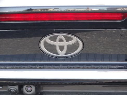 Used 2025 Toyota Prius Plug-In Hybrid image 9