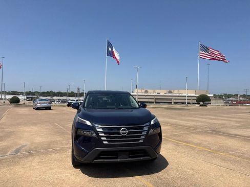 Certified 2025 Nissan Rogue SV FWD image 4