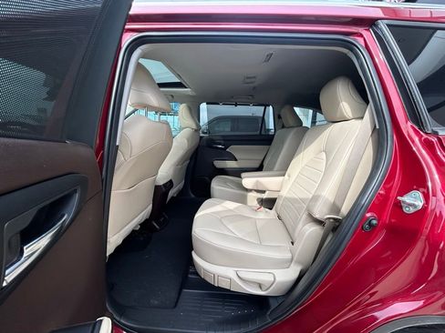 Used 2021 Toyota Highlander XLE FWD image 7