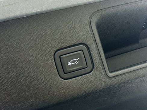 Used 2023 GMC Terrain SLT w/ Tech Package image 28