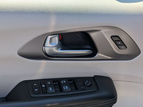 Used 2023 Chrysler Pacifica Touring-L FWD image 12