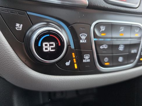 Used 2018 Chevrolet Equinox Premier image 6