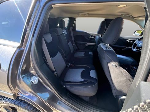 Used 2017 Jeep Cherokee Sport FWD image 19