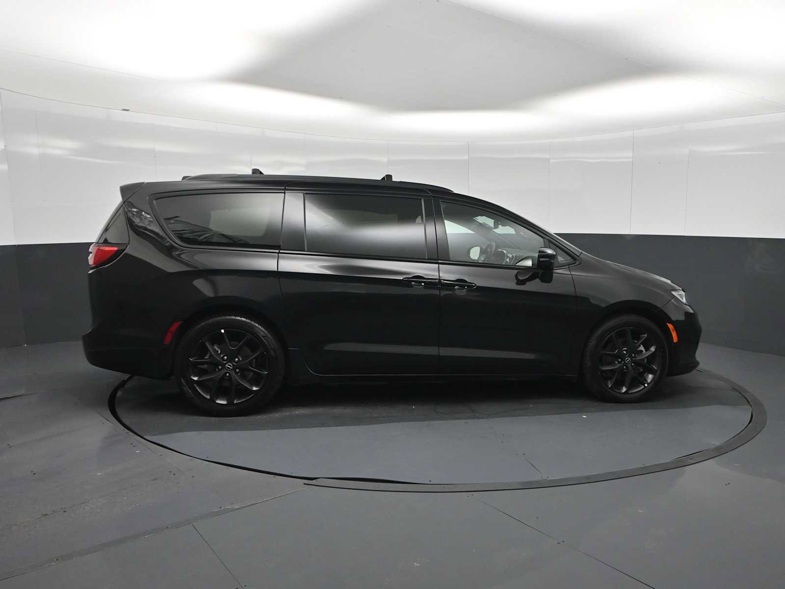 Used 2025 Chrysler Pacifica Limited FWD image 9