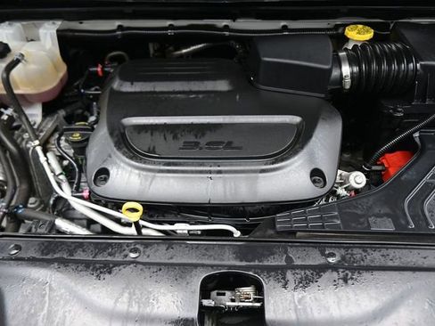 Used 2023 Chrysler Pacifica Touring-L FWD image 10
