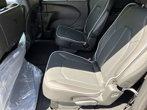 New 2026 Chrysler Pacifica Limited FWD image 18