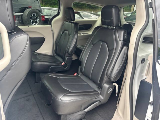 Used 2024 Chrysler Pacifica Touring-L FWD image 11