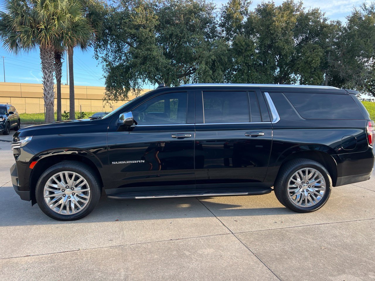 Used 2023 Chevrolet Suburban Premier RWD image 2