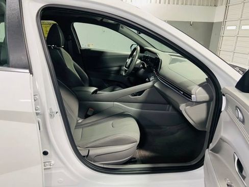 Used 2025 Hyundai Elantra SEL FWD image 35