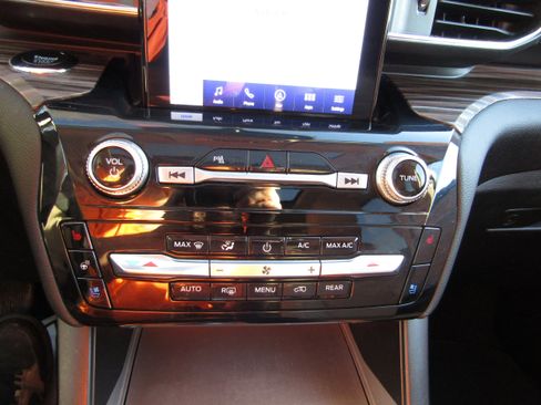 Used 2024 Ford Explorer Limited w/ Limited Technology Package image 38