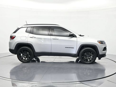 Used 2025 Jeep Compass Latitude w/ Altitude Special Edition AWD/4WD image 4