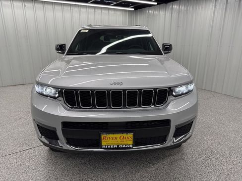 Used 2025 Jeep Grand Cherokee L Limited image 2