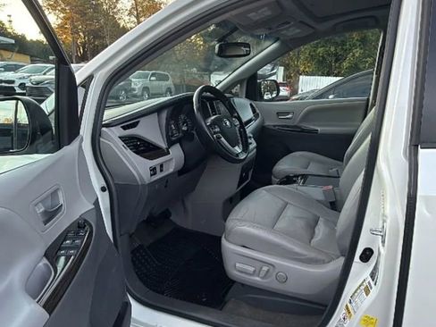 Used 2016 Toyota Sienna XLE image 14