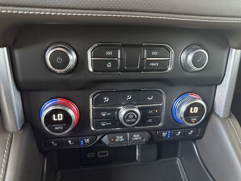 Used 2024 GMC Yukon XL SLT image 22