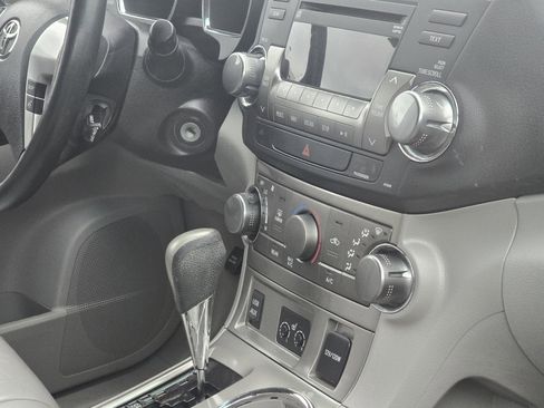 Used 2011 Toyota Highlander SE w/ Tow Pkg image 18