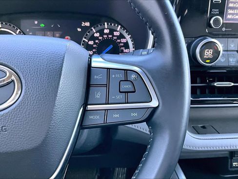 Used 2021 Toyota Highlander XLE image 24