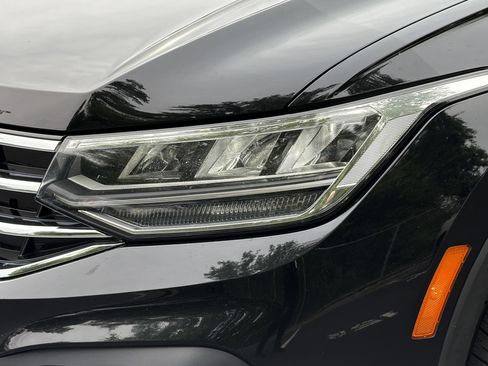 Used 2024 Volkswagen Tiguan SE w/ Panoramic Sunroof Package image 6