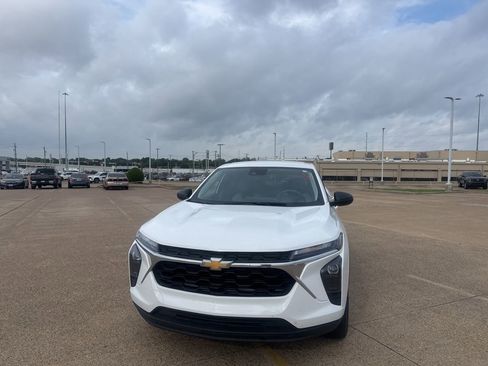 Used 2025 Chevrolet Trax LS image 5
