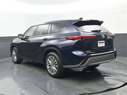 Used 2023 Toyota Highlander Platinum image 3