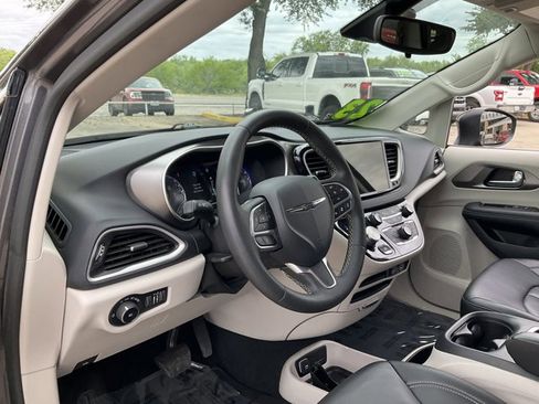 Used 2023 Chrysler Pacifica Touring-L FWD image 6