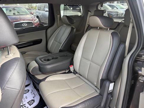 Used 2017 Kia Sedona EX image 7