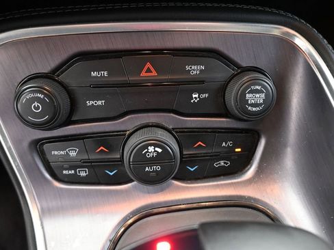 Used 2017 Dodge Challenger SXT image 9